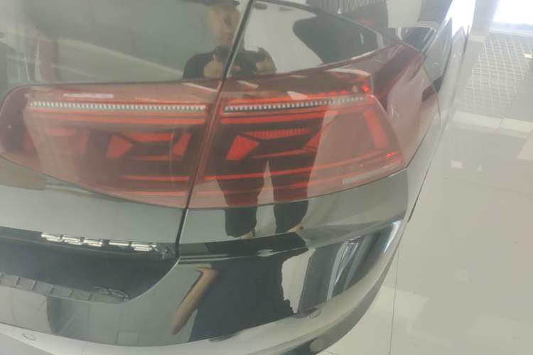 Used Volkswagen Magotan 2023 2 Million Units Limited-Edition 380TSI DSG Flagship Version Right Rear Taillight
