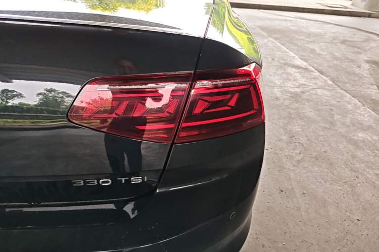 Used Volkswagen Magotan 2023 2 Million Units Limited Edition 330TSI DSG Leading Version Right Rear Taillight