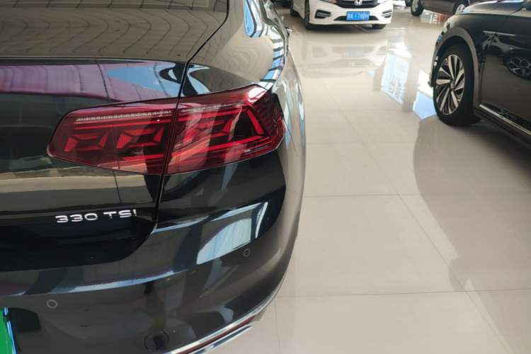 Used Volkswagen Magotan 2023 2 Million Units Commemorative Edition 330TSI DSG Luxury Version Right Rear Taillight