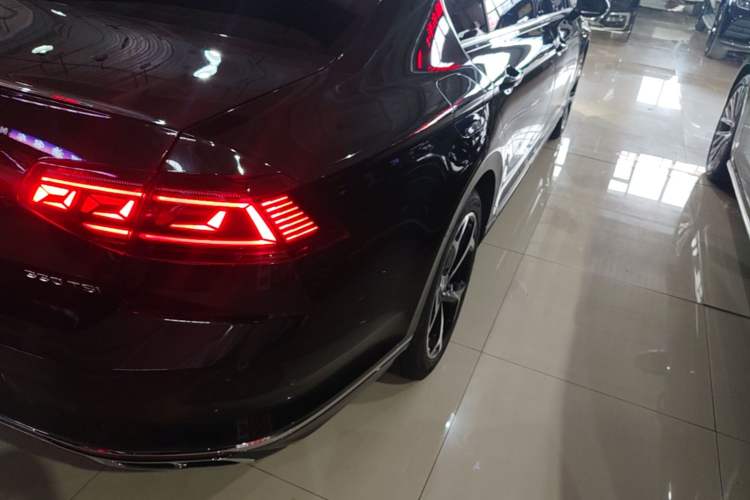 Used Volkswagen Magotan 2023 2 Million Units Limited Edition 330TSI DSG Leading Version Right Rear Taillight
