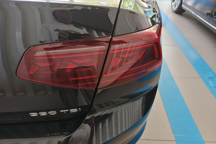 Used Volkswagen Magotan 2023 2 Million Units Limited Edition 330TSI DSG Leading Version Right Rear Taillight