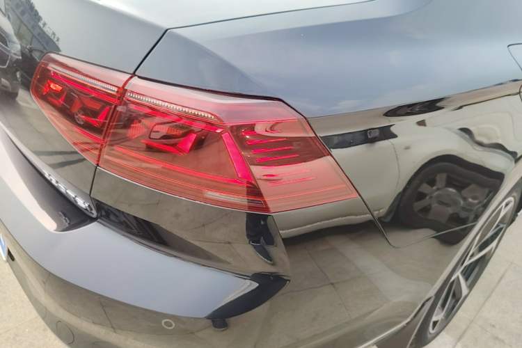 Used Volkswagen Magotan 2023 2 Million Units Limited Edition 330TSI DSG Leading Version Right Rear Taillight