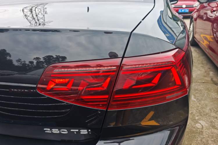 Used Volkswagen Magotan 2023 2 Million Units Limited-Edition 280TSI DSG Comfort Version Right Rear Taillight