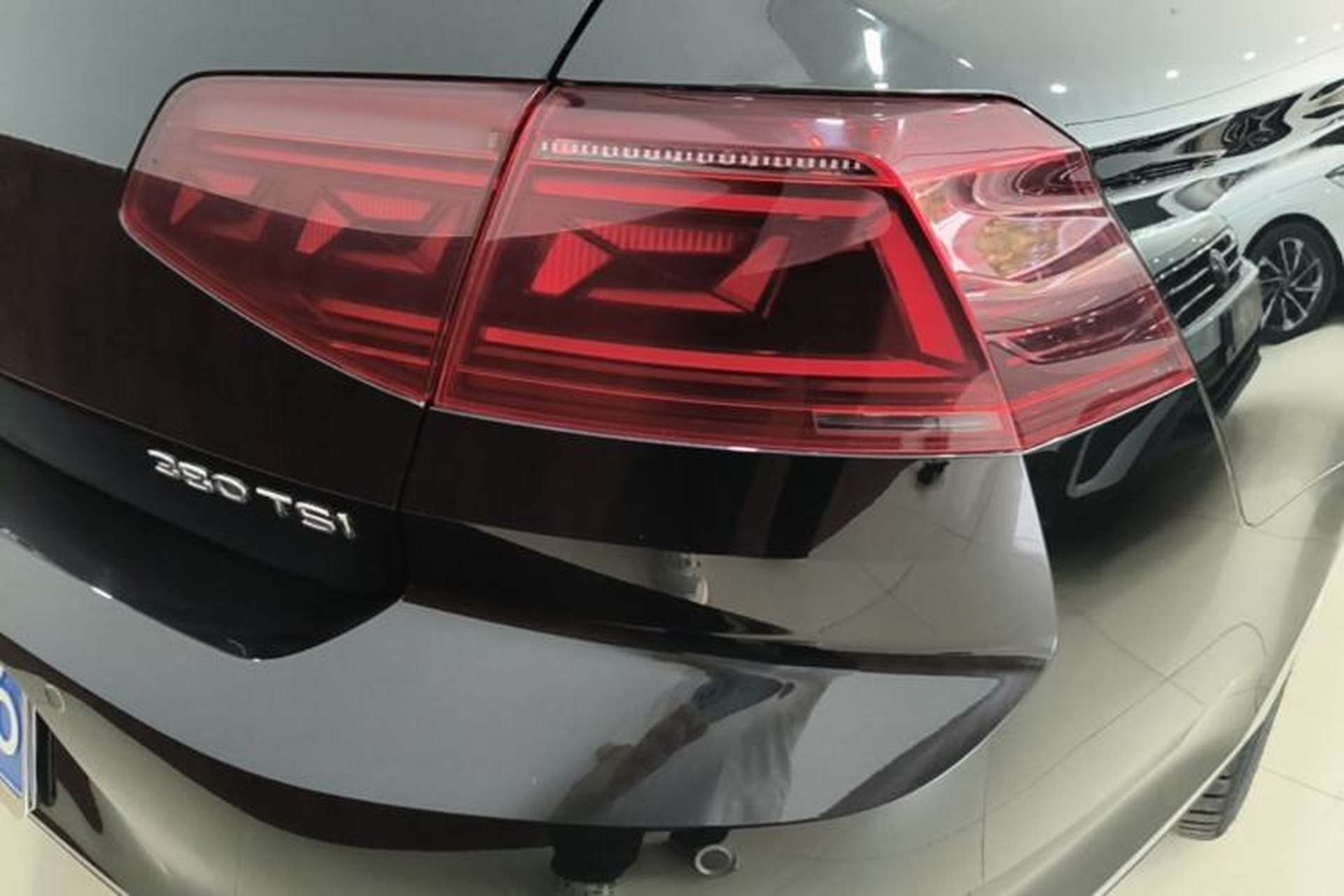 Used Volkswagen Magotan 2023 2 Million Units Commemorative Edition 330TSI DSG Luxury Version Right Rear Taillight