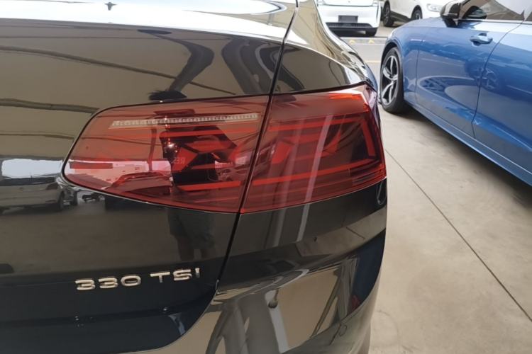Used Volkswagen Magotan 2023 2 Million Units Limited Edition 330TSI DSG Leading Version Right Rear Taillight
