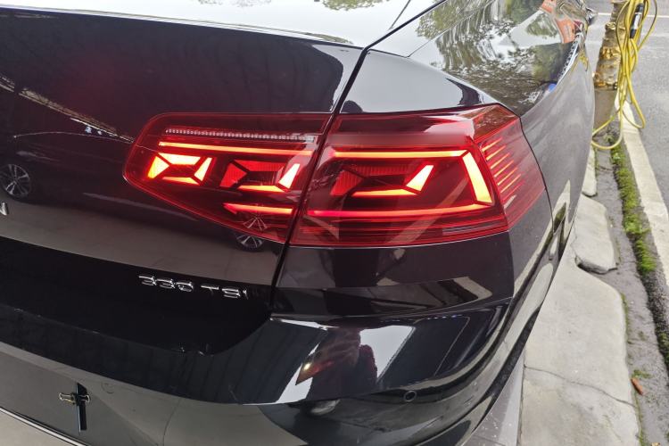 Used Volkswagen Magotan 2023 2 Million Units Commemorative Edition 330TSI DSG Luxury Version Right Rear Taillight