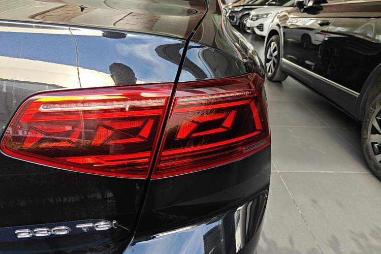 Used Volkswagen Magotan 2023 2 Million Units Limited Edition 330TSI DSG Leading Version Right Rear Taillight