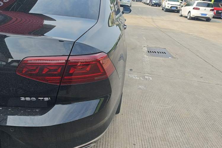 Used Volkswagen Magotan 2023 2 Million Units Limited-Edition 380TSI DSG Flagship Version Right Rear Taillight