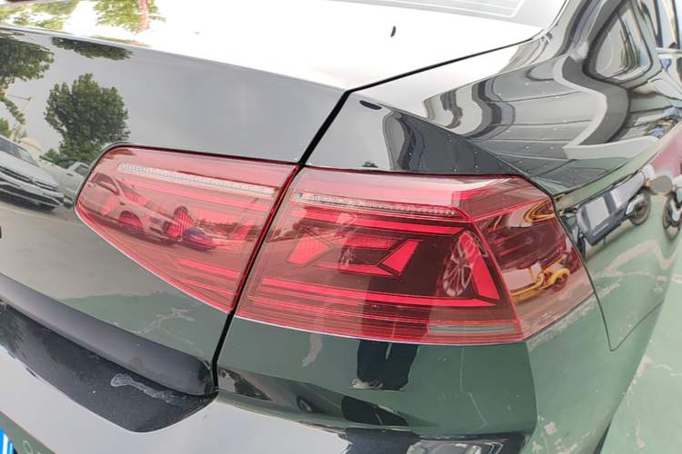 Used Volkswagen Magotan 2023 2 Million Units Limited Edition 330TSI DSG Leading Version Right Rear Taillight