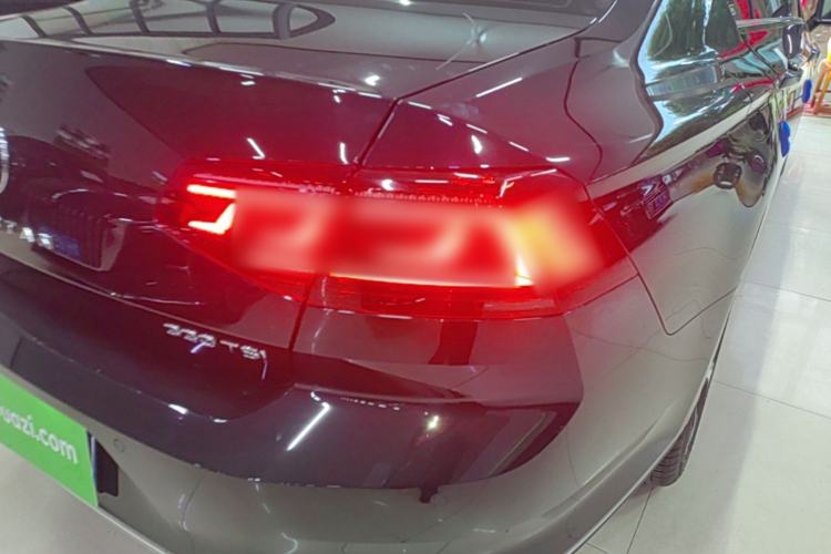 Used Volkswagen Magotan 2023 2 Million Units Commemorative Edition 330TSI DSG Luxury Version Right Rear Taillight