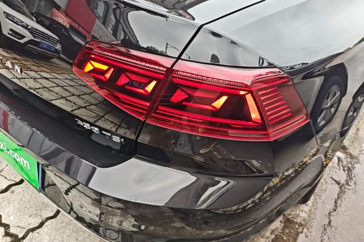 Used Volkswagen Magotan 2023 2 Million Units Commemorative Edition 330TSI DSG Luxury Version Right Rear Taillight