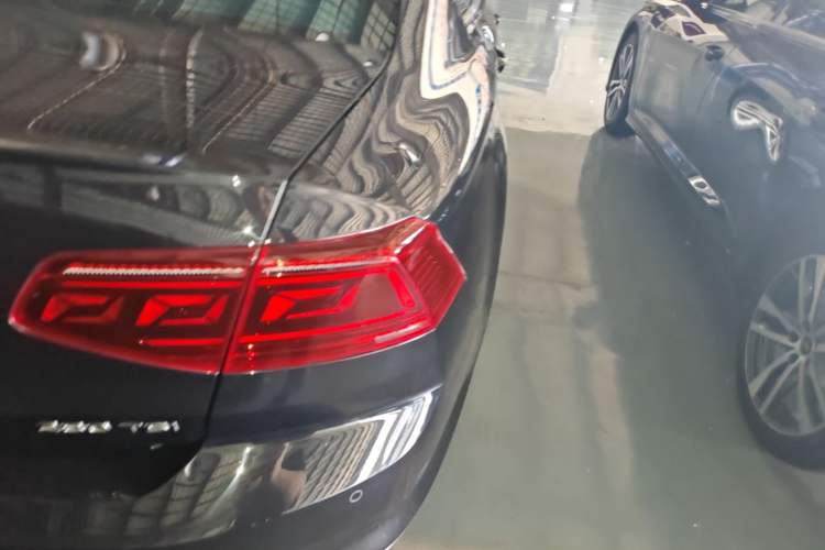 Used Volkswagen Magotan 2023 2 Million Units Limited-Edition 280TSI DSG Comfort Version Right Rear Taillight