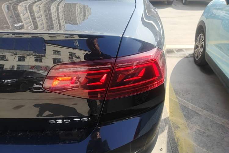 Used Volkswagen Magotan 2023 2 Million Units Limited Edition 330TSI DSG Leading Version Right Rear Taillight