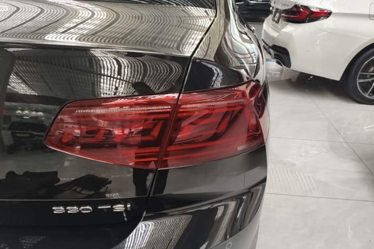 Used Volkswagen Magotan 2023 2 Million Units Commemorative Edition 330TSI DSG Luxury Version Right Rear Taillight