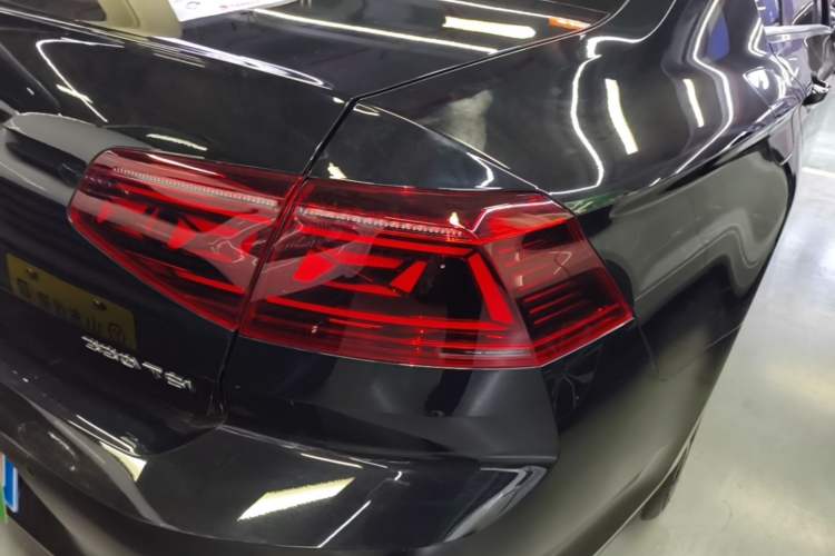Used Volkswagen Magotan 2023 2 Million Units Limited Edition 330TSI DSG Leading Version Right Rear Taillight