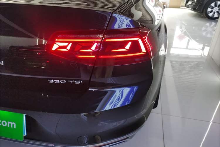 Used Volkswagen Magotan 2023 2 Million Units Commemorative Edition 330TSI DSG Luxury Version Right Rear Taillight
