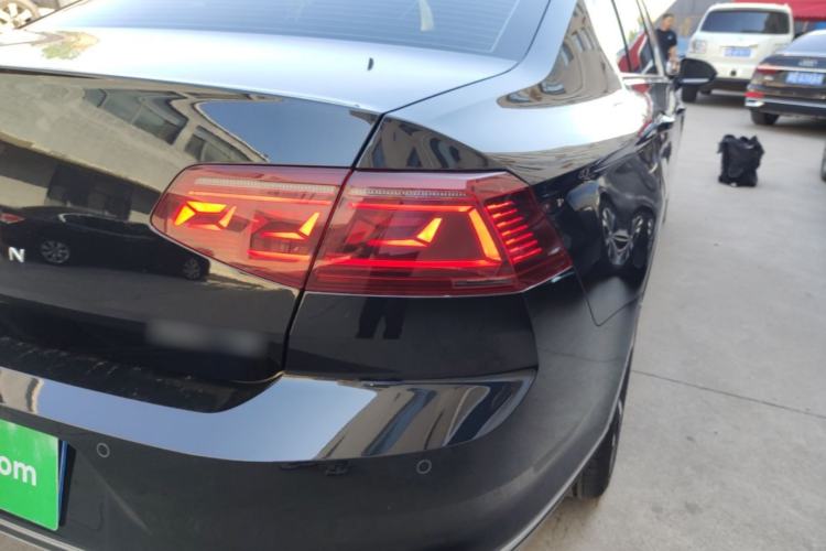 Used Volkswagen Magotan 2023 2 Million Units Commemorative Edition 330TSI DSG Luxury Version Right Rear Taillight