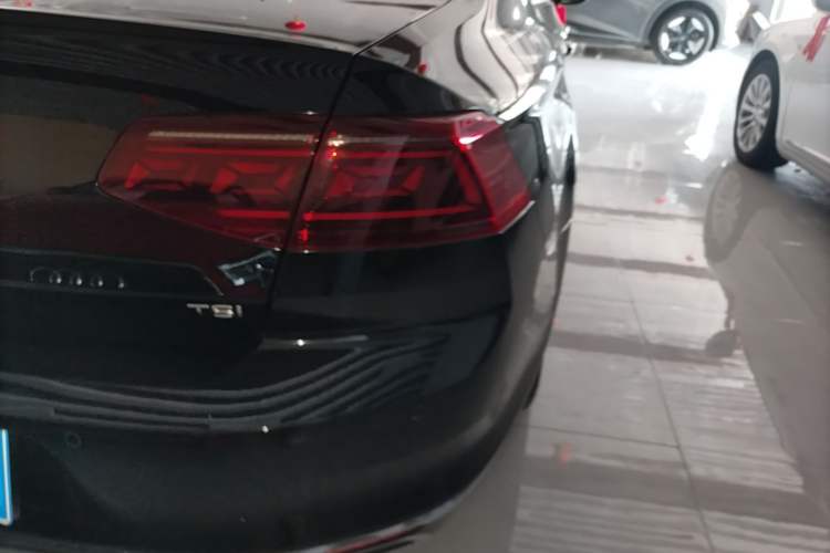 Used Volkswagen Magotan 2023 2 Million Units Limited-Edition 280TSI DSG Comfort Version Right Rear Taillight