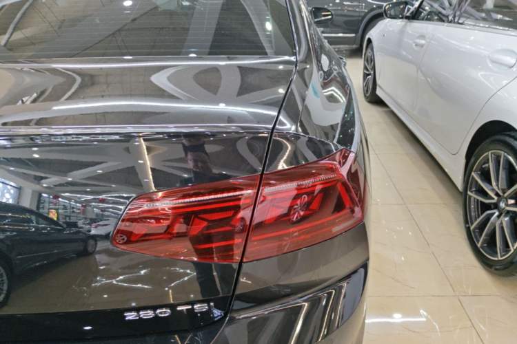 Used Volkswagen Magotan 2023 2 Million Units Limited-Edition 280TSI DSG Comfort Version Right Rear Taillight