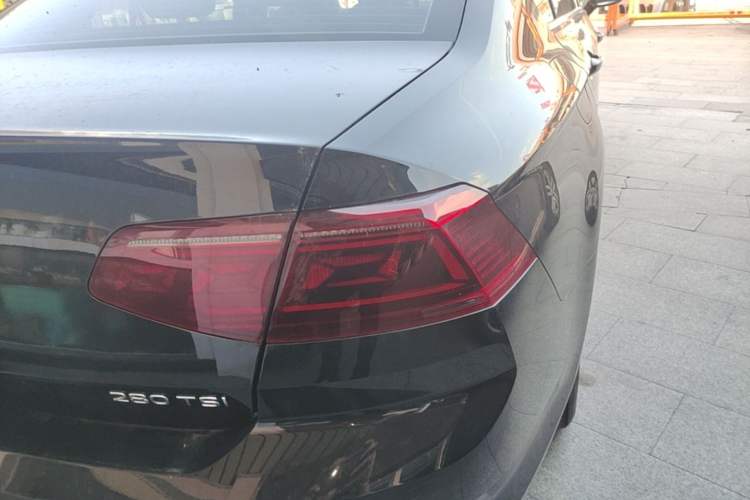 Used Volkswagen Magotan 2023 2 Million Units Limited-Edition 280TSI DSG Comfort Version Right Rear Taillight