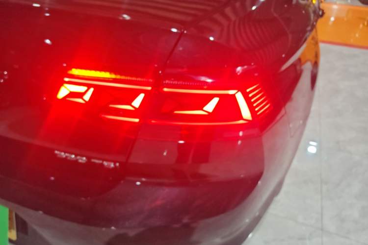 Used Volkswagen Magotan 2023 2 Million Units Limited Edition 330TSI DSG Leading Version Right Rear Taillight