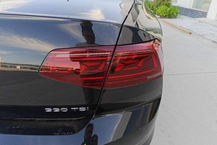 Used Volkswagen Magotan 2023 2 Million Units Commemorative Edition 330TSI DSG Luxury Version Right Rear Taillight