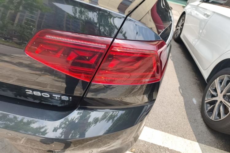 Used Volkswagen Magotan 2023 2 Million Units Limited-Edition 280TSI DSG Comfort Version Right Rear Taillight