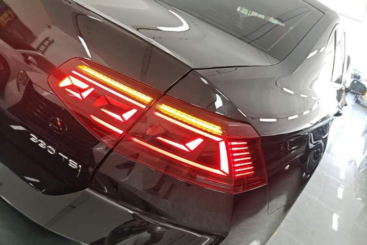 Used Volkswagen Magotan 2023 2 Million Units Limited Edition 330TSI DSG Leading Version Right Rear Taillight