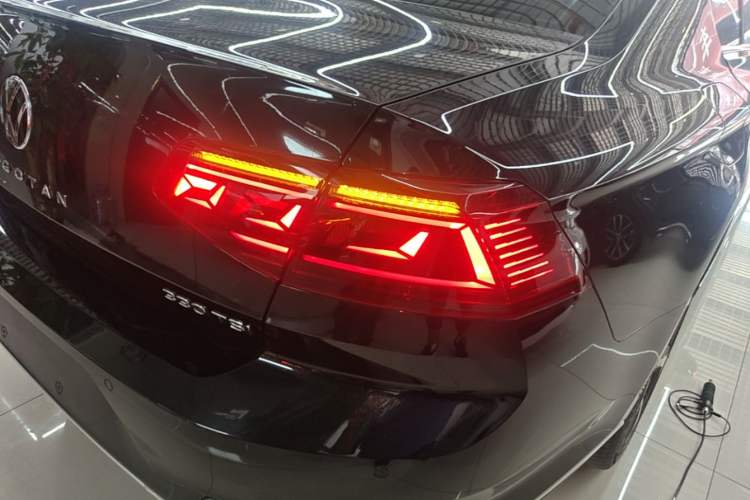 Used Volkswagen Magotan 2023 2 Million Units Commemorative Edition 330TSI DSG Luxury Version Right Rear Taillight