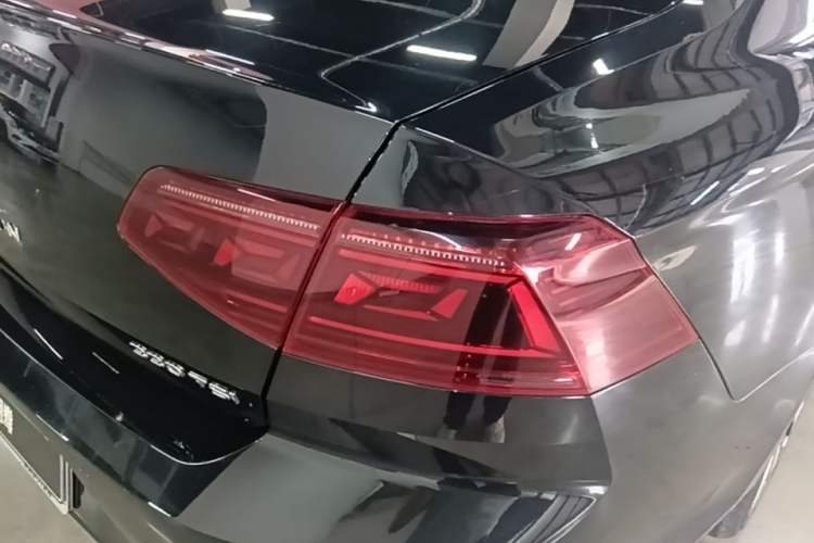 Used Volkswagen Magotan 2023 2 Million Units Limited Edition 330TSI DSG Leading Version Right Rear Taillight