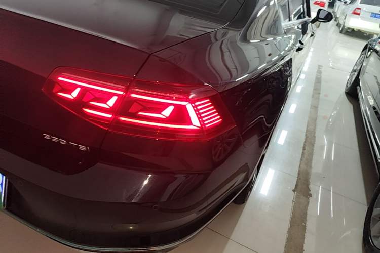 Used Volkswagen Magotan 2023 2 Million Units Commemorative Edition 330TSI DSG Luxury Version Right Rear Taillight