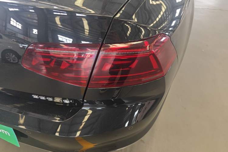 Used Volkswagen Magotan 2023 2 Million Units Limited Edition 330TSI DSG Leading Version Right Rear Taillight