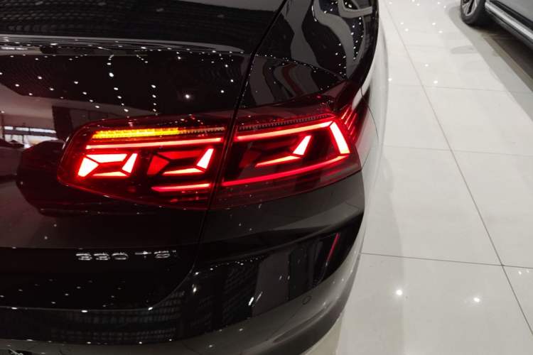 Used Volkswagen Magotan 2023 2 Million Units Commemorative Edition 330TSI DSG Luxury Version Right Rear Taillight
