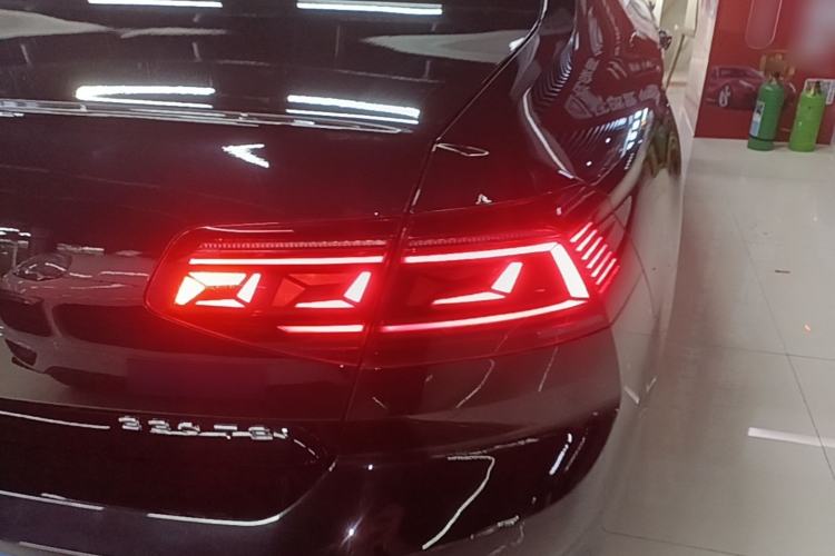 Used Volkswagen Magotan 2023 2 Million Units Commemorative Edition 330TSI DSG Luxury Version Right Rear Taillight