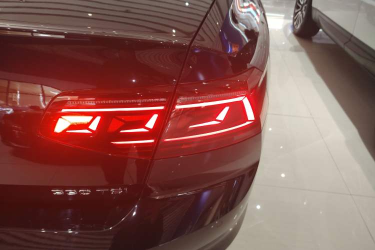 Used Volkswagen Magotan 2023 2 Million Units Commemorative Edition 330TSI DSG Luxury Version Right Rear Taillight