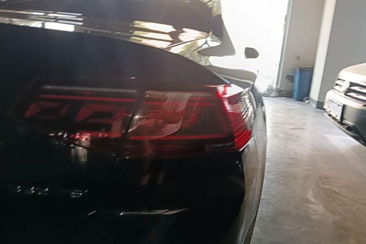 Used Volkswagen Magotan 2023 2 Million Units Limited Edition 330TSI DSG Leading Version Right Rear Taillight
