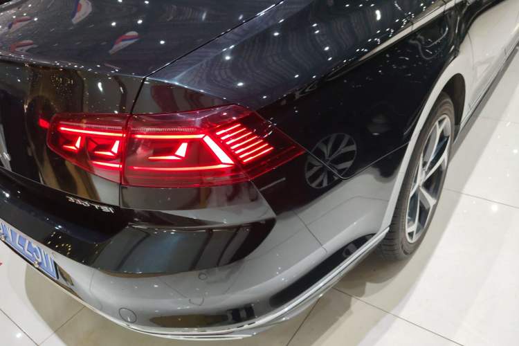 Used Volkswagen Magotan 2023 2 Million Units Limited Edition 330TSI DSG Leading Version Right Rear Taillight