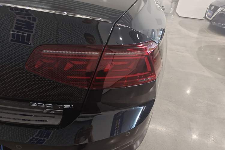 Used Volkswagen Magotan 2023 2 Million Units Limited Edition 330TSI DSG Leading Version Right Rear Taillight