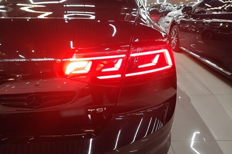 Used Volkswagen Magotan 2023 2 Million Units Commemorative Edition 330TSI DSG Luxury Version Right Rear Taillight