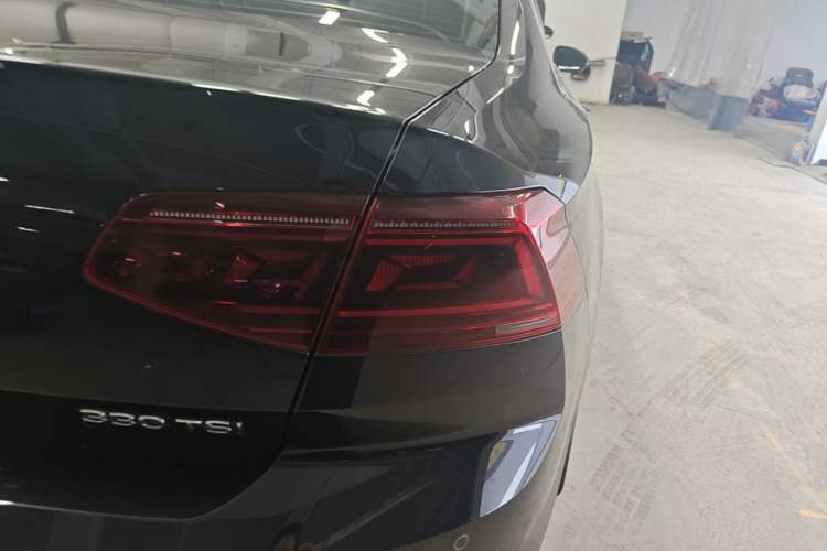 Used Volkswagen Magotan 2023 2 Million Units Commemorative Edition 330TSI DSG Luxury Version Right Rear Taillight