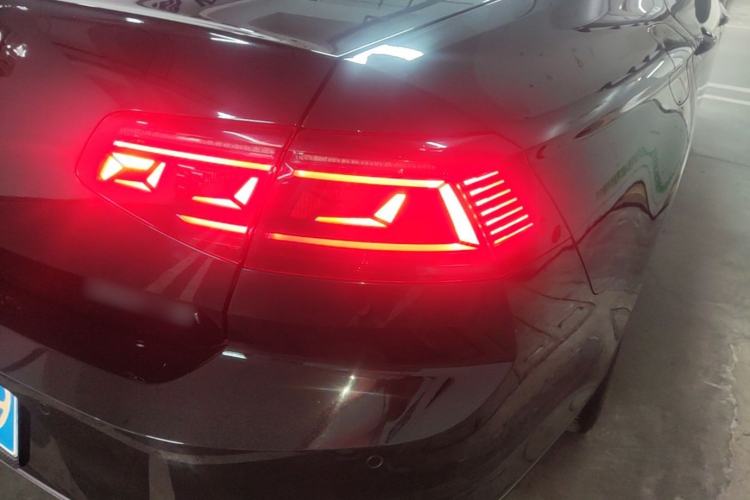 Used Volkswagen Magotan 2023 2 Million Units Commemorative Edition 330TSI DSG Luxury Version Right Rear Taillight