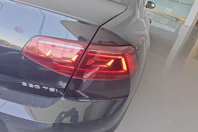 Used Volkswagen Magotan 2023 2 Million Units Commemorative Edition 330TSI DSG Luxury Version Right Rear Taillight