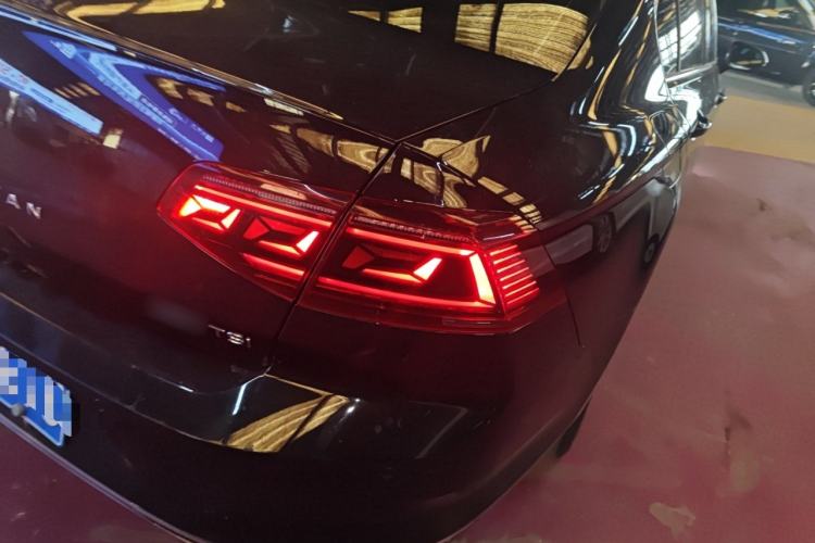 Used Volkswagen Magotan 2023 2 Million Units Commemorative Edition 330TSI DSG Luxury Version Right Rear Taillight