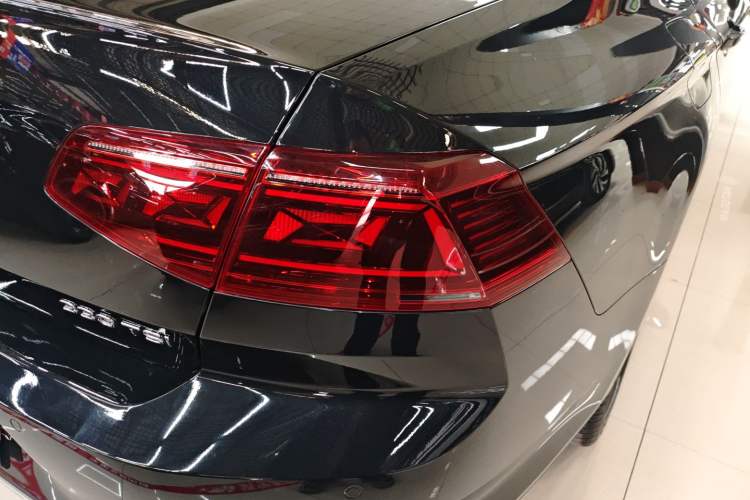 Used Volkswagen Magotan 2023 2 Million Units Commemorative Edition 330TSI DSG Luxury Version Right Rear Taillight