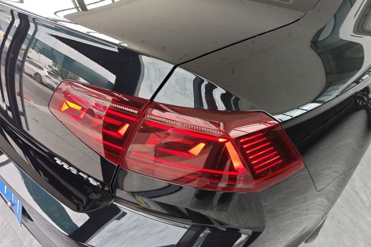 Used Volkswagen Magotan 2023 2 Million Units Commemorative Edition 330TSI DSG Luxury Version Right Rear Taillight