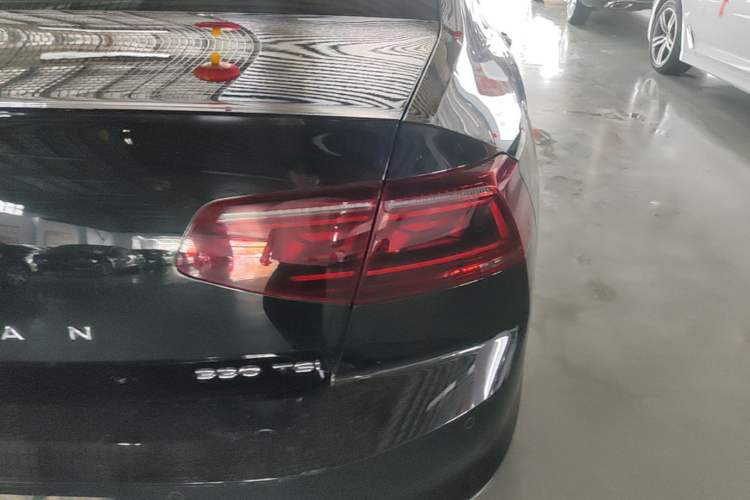 Used Volkswagen Magotan 2023 2 Million Units Limited Edition 330TSI DSG Leading Version Right Rear Taillight