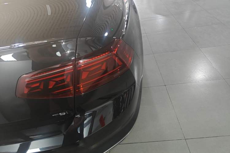 Used Volkswagen Magotan 2023 2 Million Units Limited Edition 280TSI DSG Leading Version Right Rear Taillight