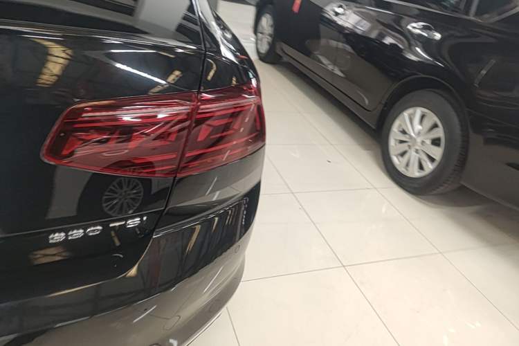 Used Volkswagen Magotan 2023 2 Million Units Commemorative Edition 330TSI DSG Luxury Version Right Rear Taillight