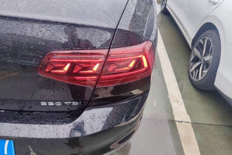 Used Volkswagen Magotan 2023 2 Million Units Commemorative Edition 330TSI DSG Luxury Version Right Rear Taillight