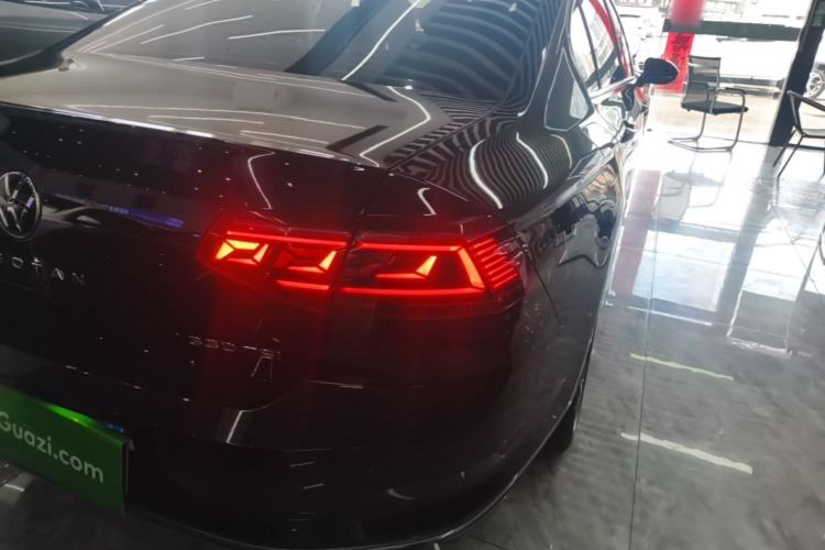 Used Volkswagen Magotan 2023 2 Million Units Limited Edition 330TSI DSG Leading Version Right Rear Taillight